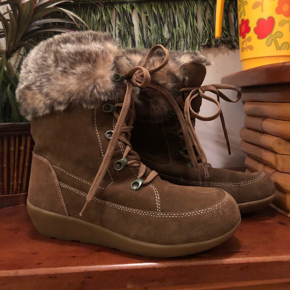 Never worn Bass moccasin-style brown suede faux fur winter lace-up boots